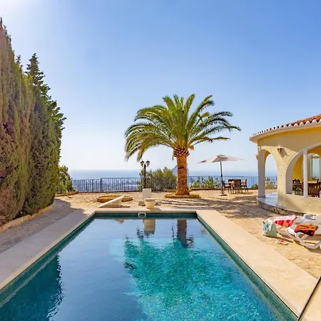 Alicia - Plusholidays Villa